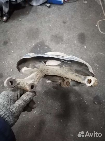 Поворотный кулак правый Volkswagen Golf 2