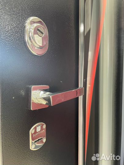 Дверь входная с зеркалом