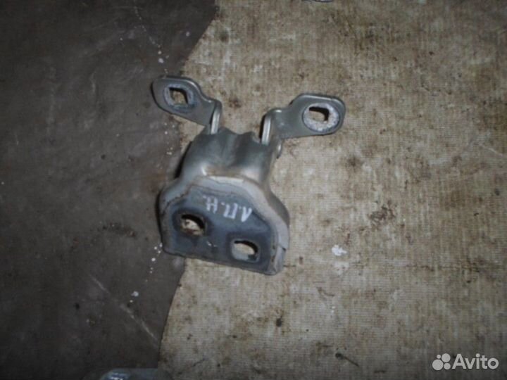 Петля двери передняя левая нижняя Renault Sandero