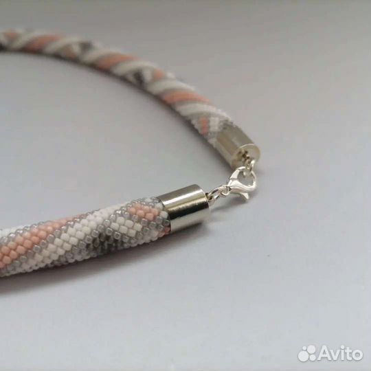 Украшение ручной работы из бисера