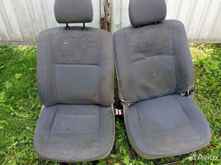 Передние сиденья renault logan