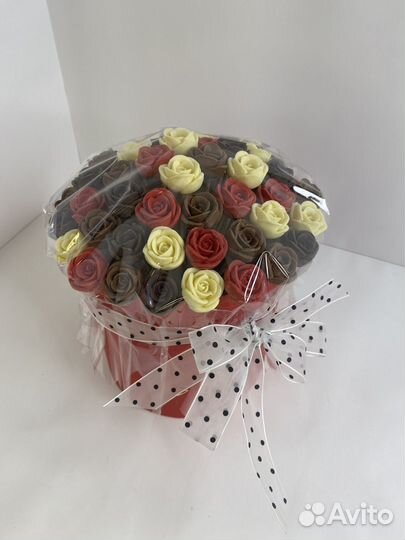 51 роза из шоколада в шляпной коробке