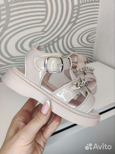 Босоножки и сандалии для девочки
