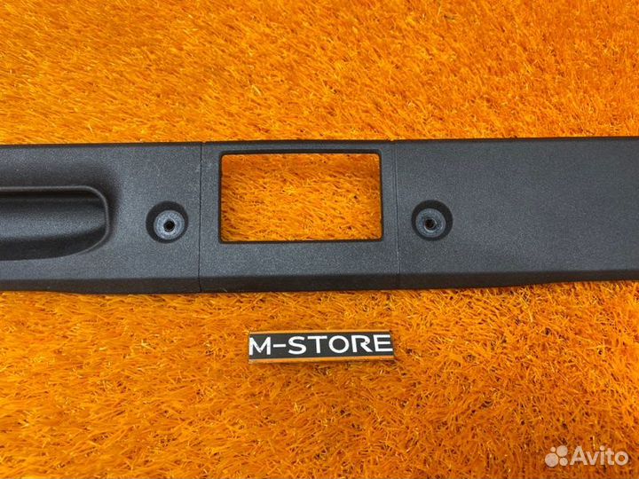 Накладка замка багажника Mercedes-Benz E-Class