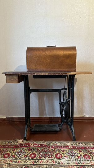 Швейная машинка СССР красный металлист, рабочая