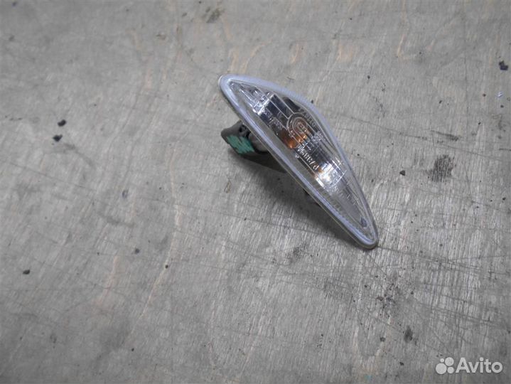 Повторитель на крыло белый от Mazda Mazda 6 (GH)