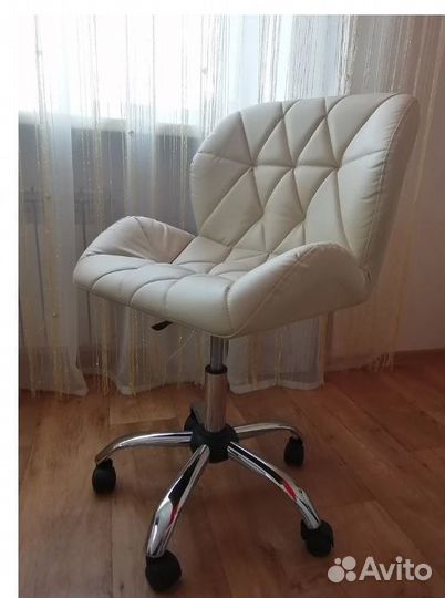 Стул кресло для мастера маникюра