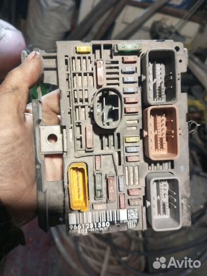 Блок предохранителей Peugeot 407