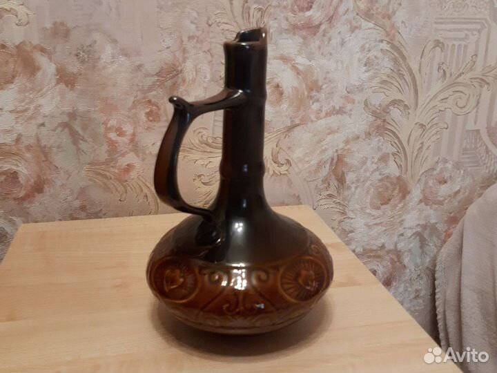 Глиняный кувшин для вина