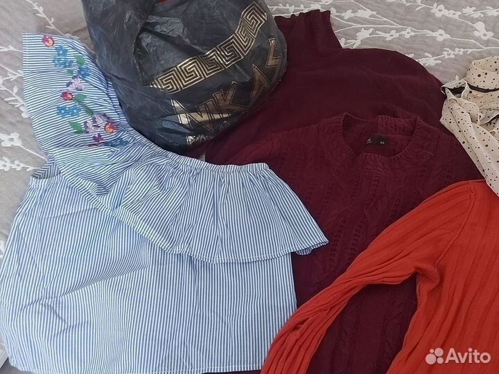 Отдам бесплатно женские вещи пакетом 42-44р