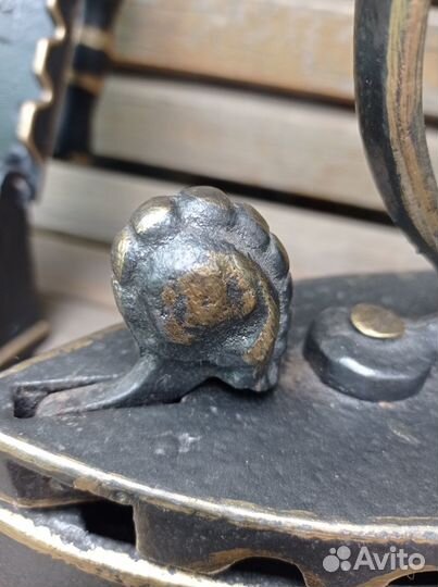 Утюг красный Кустарь