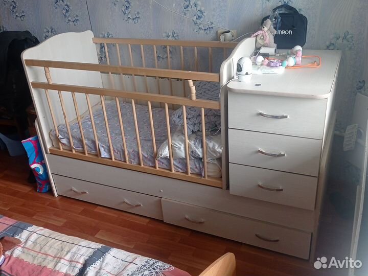 Детская кроватка с маятником и ящиком
