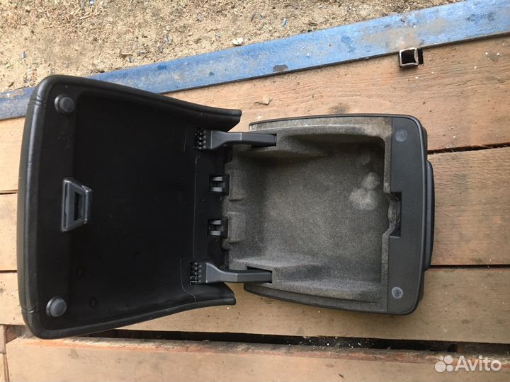 Продам подлокотник на porshe cayenne 957