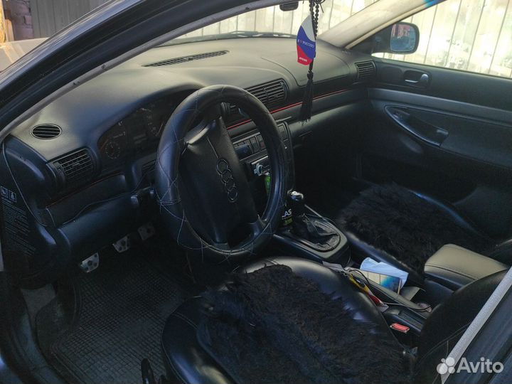 Audi A4 1.8 МТ, 1995, 256 352 км