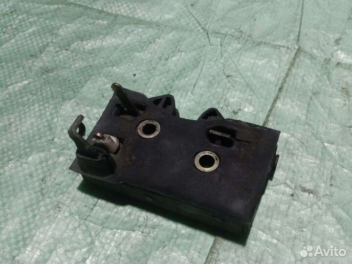 Замок двери задний левый Audi 80 B3