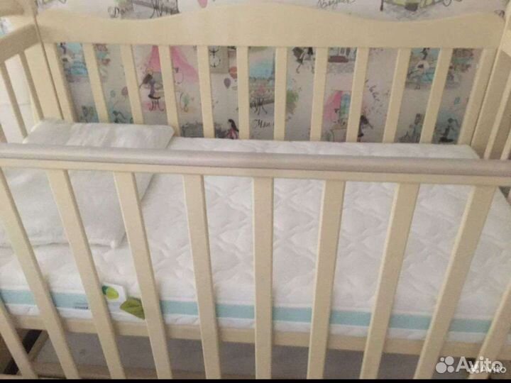 Детская кроватка с маятником