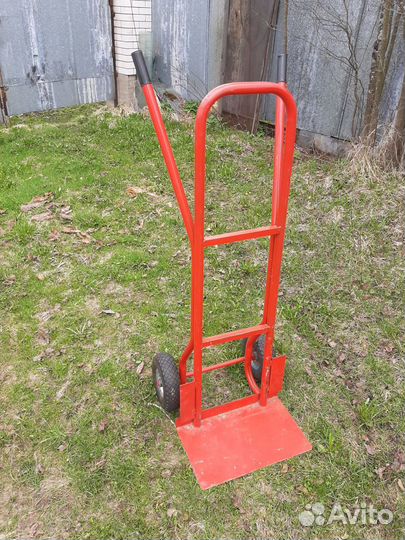 Газовый баллон с тележкой к нему и кузовом