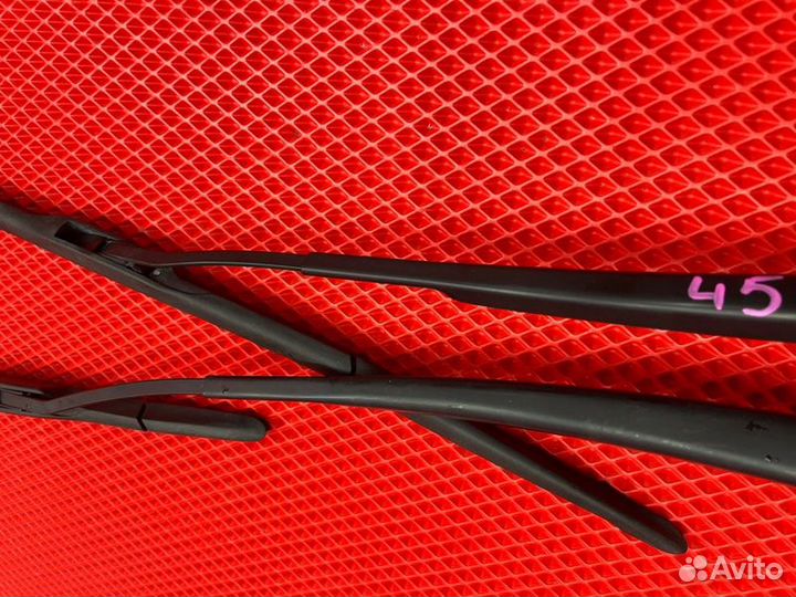 Поводок стеклоочистителя передний Toyota Spade