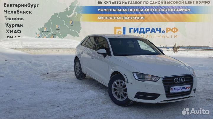 Кожух рулевой колонки нижний Audi A3 (8V) 8V095351