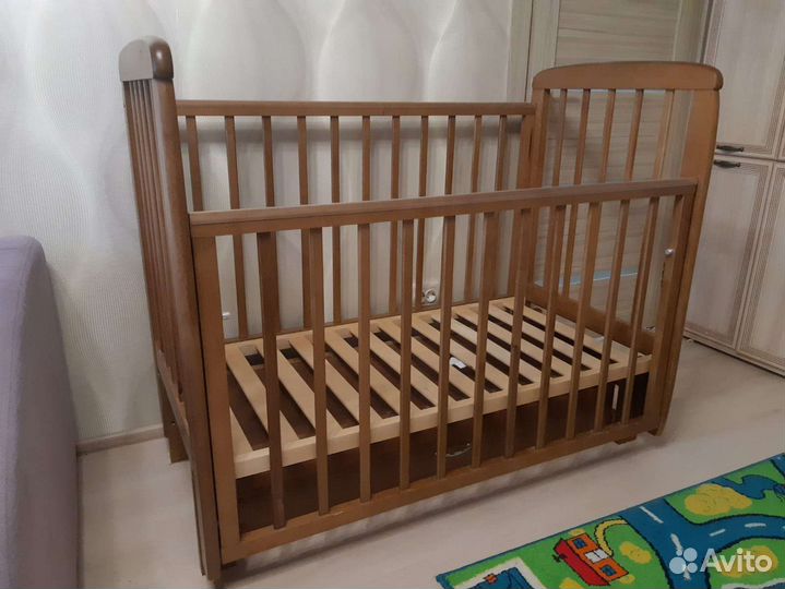 Детская кроватка с маятником и ящиком