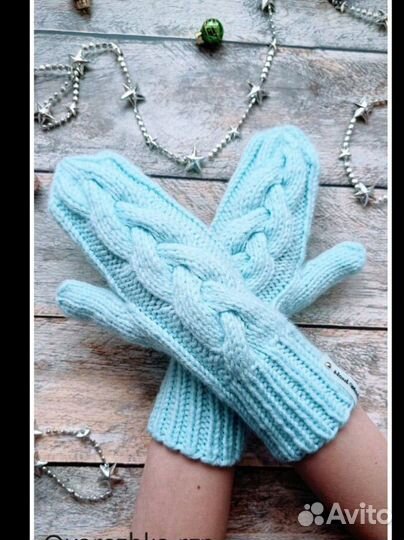 Варежки голубые ручной работы