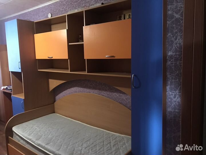 Продам кровать,и стол