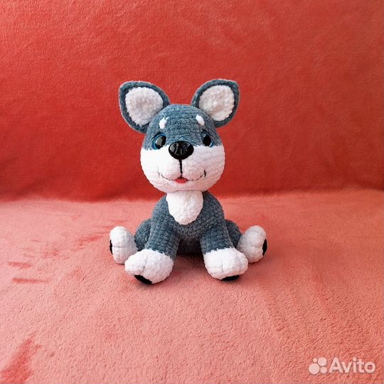 Вязаная игрушка ручной работы собака