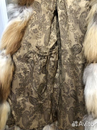 Шуба из меха лисы с капюшоном