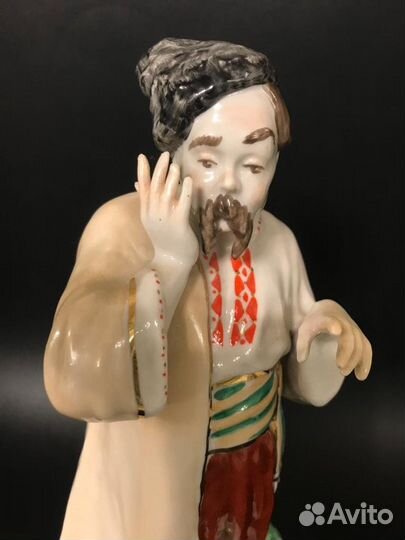 Фарфоровая статуэтка