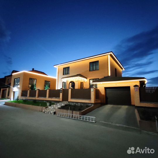 Новогоднее украшение домов гирляндой и неоном