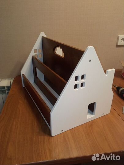 Детская книжная полка на колесиках домик