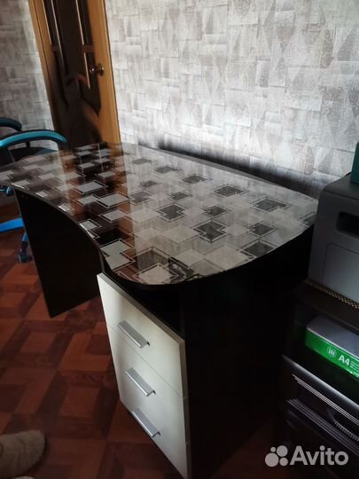 Письменный стол с выдвижными ящиками