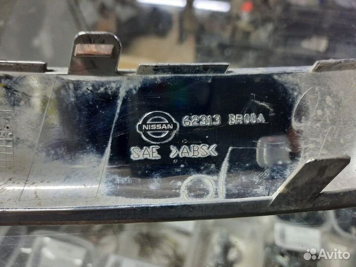 Накладка на решетку радиатора Nissan Qashqai