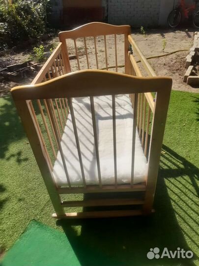 Детская кроватка с маятником