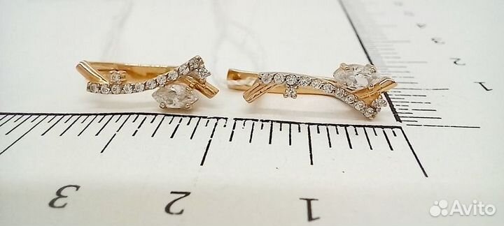 Золотые серьги с камнем