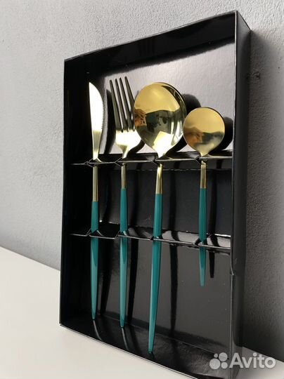 Стильный комплект столовых приборов