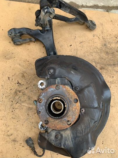 Кулак передний правый Audi А6 C6 3.2 AUK 2004-2008