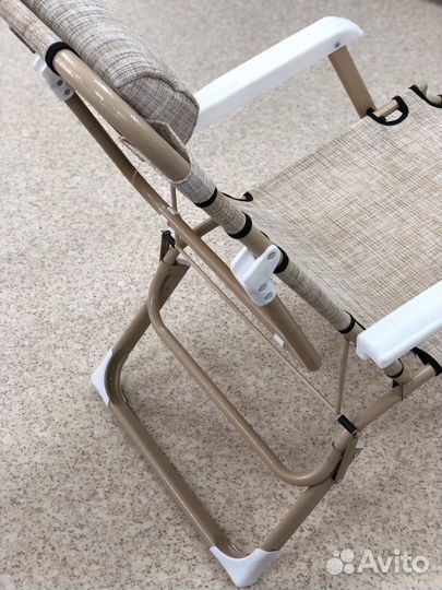 Кресло-шезлонг широкое бежевое