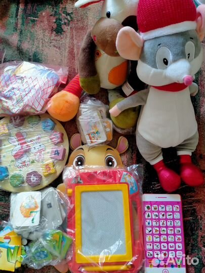 Много развивающих игрушек