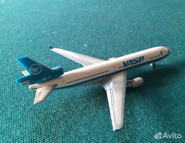 Модель самолета McDonnall Douglas MD-11, м-б 1/500
