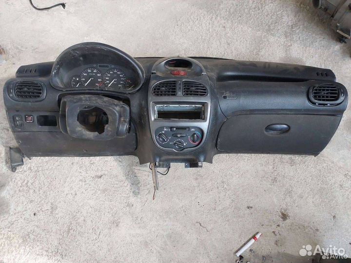 Торпеда, панель приборов Peugeot 206 рест. 2008г
