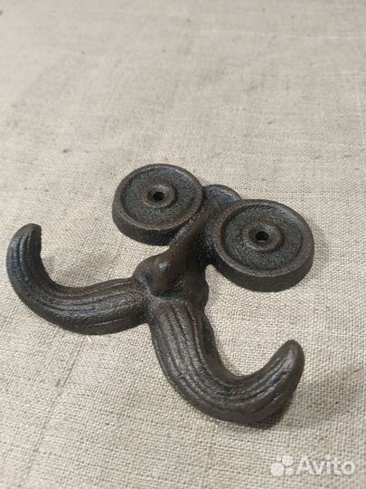 Крючок двойной интересный чугунный
