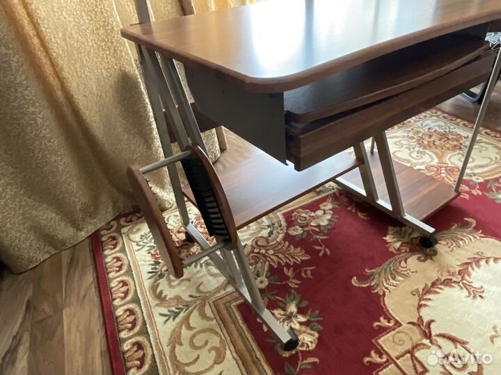 Компьютерный стол. и Кресло