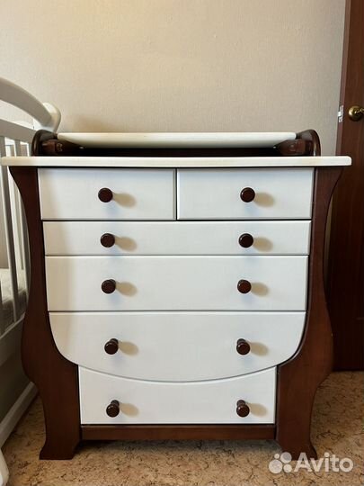 Детская кроватка с маятником. Комод пеленальный