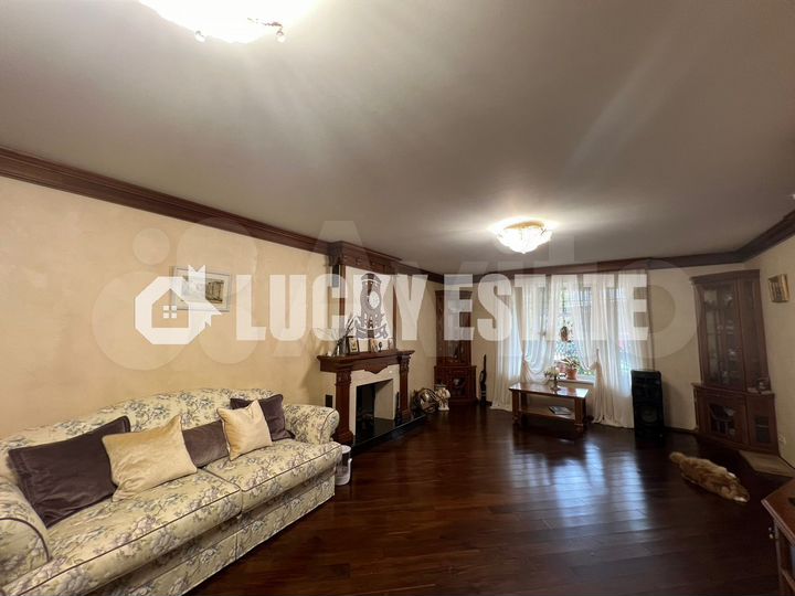 Коттедж 380 м² на участке 9 сот.