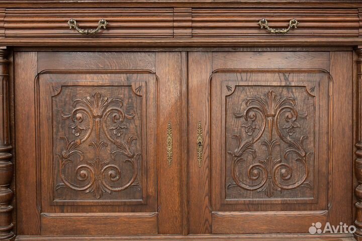 Резной двухъярусный буфет