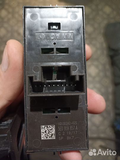 Блок управления стеклоподъемников Skoda Octavia A7