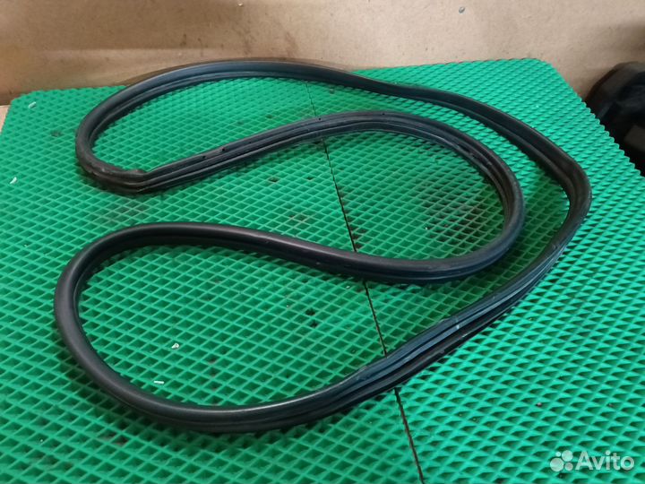 Уплотнитель двери задний левый Nissan Maxima A33