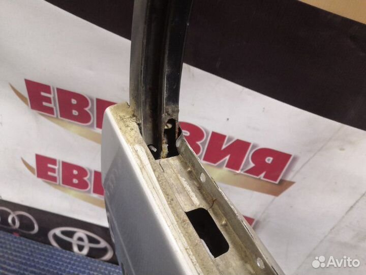 Дверь боковая задняя правая Toyota Avensis CDT220L