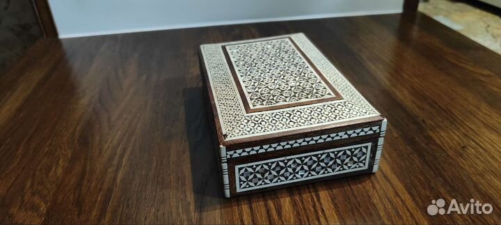 Шкатулка достаточно старая, сделана добротно